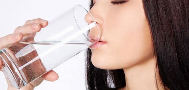 ما العلاقة بين كمية الماء التي تشربينها يوميا وبين نضارة بشرتك