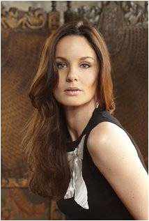 من هي بطلة مسلسل Colony