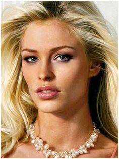 من هي بطلة فيلم Hot Bot